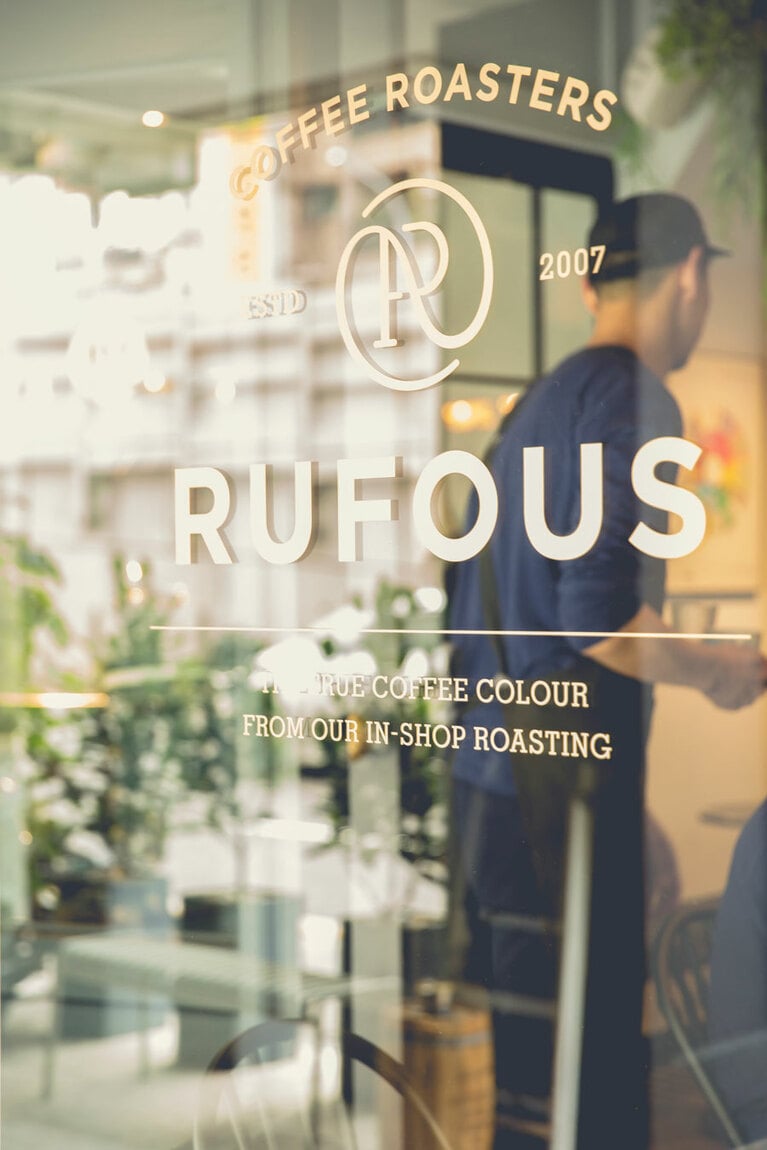 店の外から焙煎室を覗くこともできる。