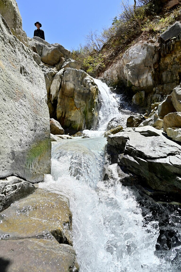 洞窟の外に出た。ガイドさんのいる場所まで自力で上がる。冒険のハイライトだ。