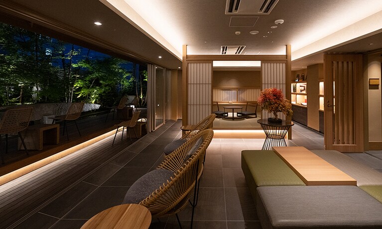 夕暮れどきの「リフレッシュラウンジ」。