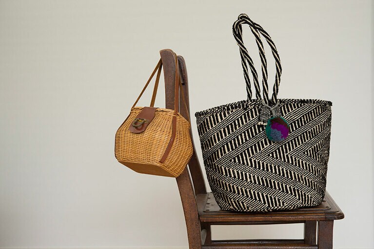 夏のかごバッグは、少し派手なくらいがかわいい。
