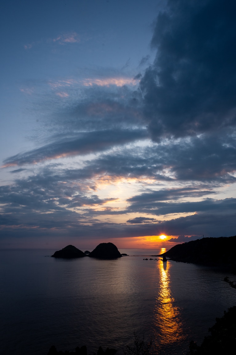「初夏の佐渡島」　筧 悠里恵 「夜を解く光」 大野亀。静かな夜明けでした。