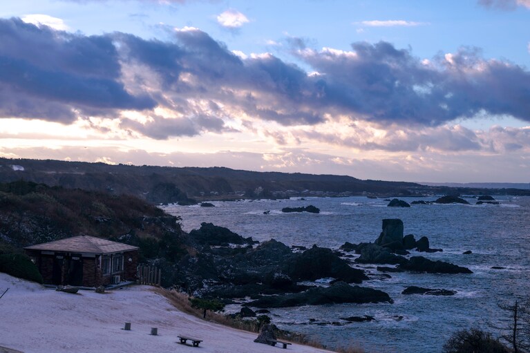 俳優・山田杏奈さんといく、世界遺産の島・佐渡島。雪景色の北沢浮遊選鉱場は神秘的な風景【通いたくなる島、佐渡】