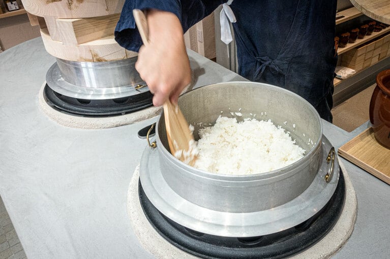 羽釜で炊かれたごはん。2つの羽釜を交互に使い、常に炊き立てを提供。