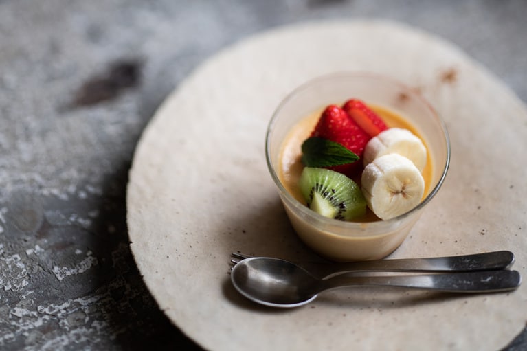 霧島の地鶏卵を使った自家製プリン。ドリンクセット 890円。プレートは高田かえ作。