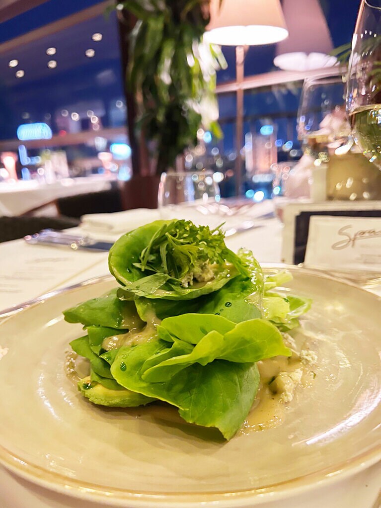バターレタスはシャンパンビネガーで。わくわくする一皿だ。
