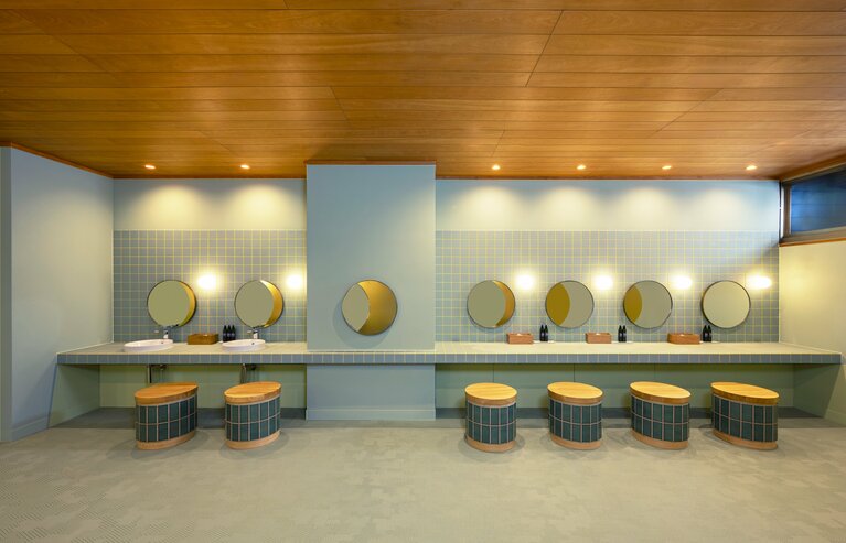 月の満ち欠けを表現した鏡が特徴の脱衣所。