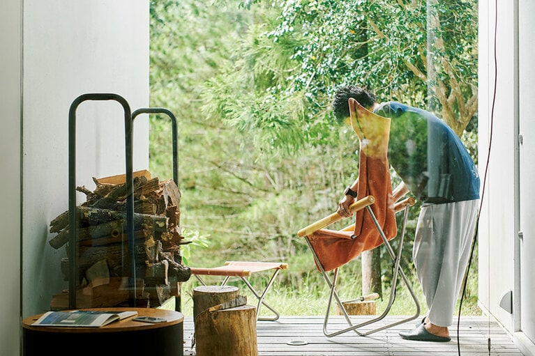 軽くて持ち運びしやすい「ニーチェアエックス」をテラスへ。「この椅子に座ることが多い」というお気に入りだ。