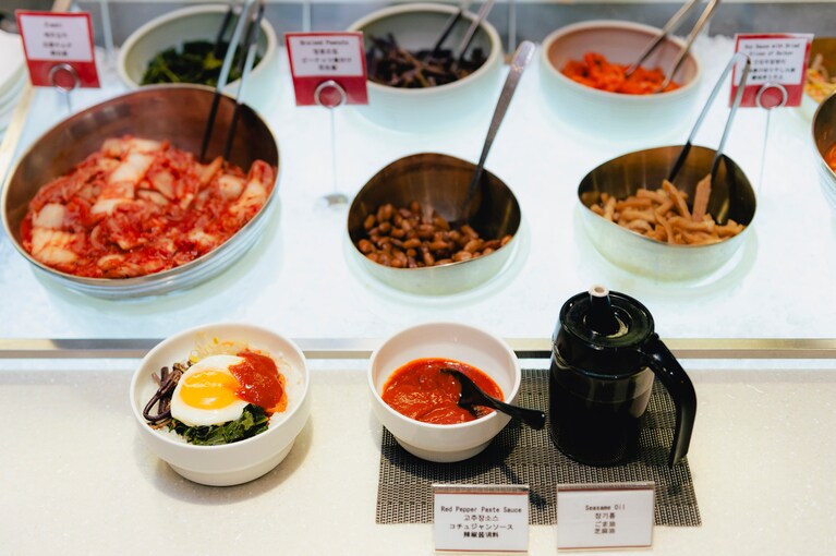 丼にごはんをよそい、韓国おかずを盛り付け、エッグステーションの目玉焼きをのせ、コチュジャンを添えればビビンバの完成。