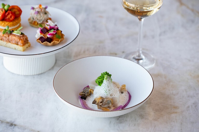 「帆立貝のナージュ 菜の花と赤蕪 浅利のフォーム」。