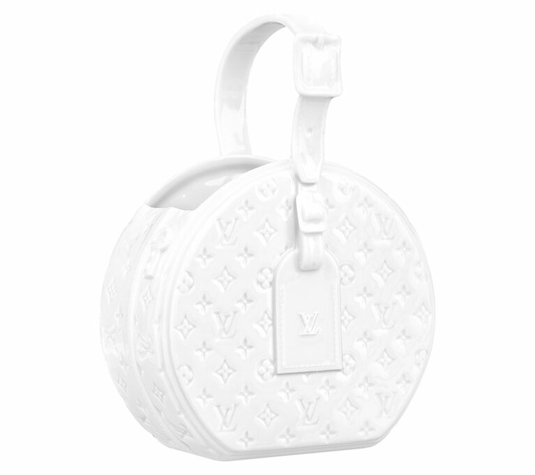 フラワーベース(H26.5cm×W17.5cm×D8cm) 171,000円(予定価格)／ルイ・ヴィトン(ルイ・ヴィトン クライアントサービス)