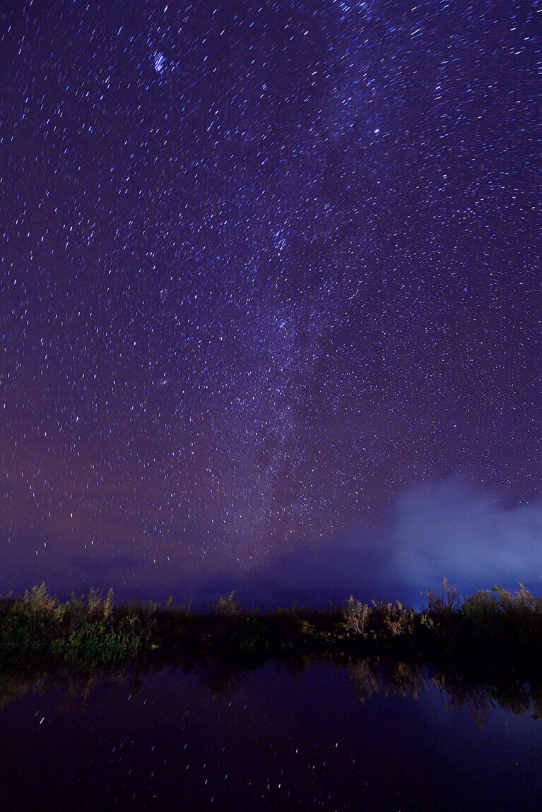 在所の中心から徒歩10分ほどの月見橋で眺めた星空。まさに天から星が降ってくる！