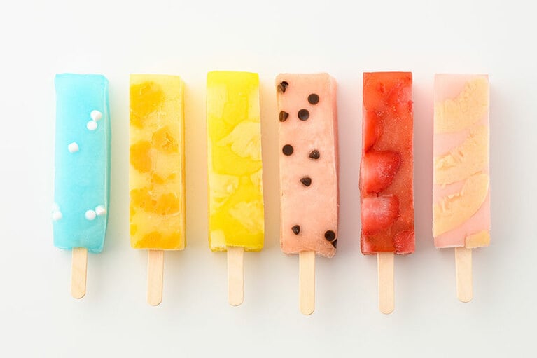 シェ・ヤマモト「くずバー」各270円、桃290円。左から：ラムネ、みかん、パイン、すいか、いちご、桃※9月下旬までの期間限定販売／佐賀県