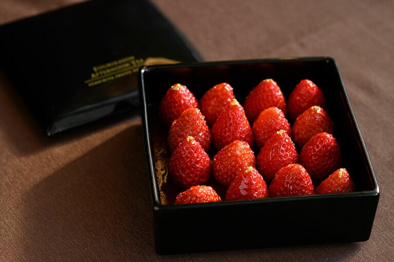 クイーンストロベリーと本日のストロベリーが敷き詰められたボックスは贅沢の極み。