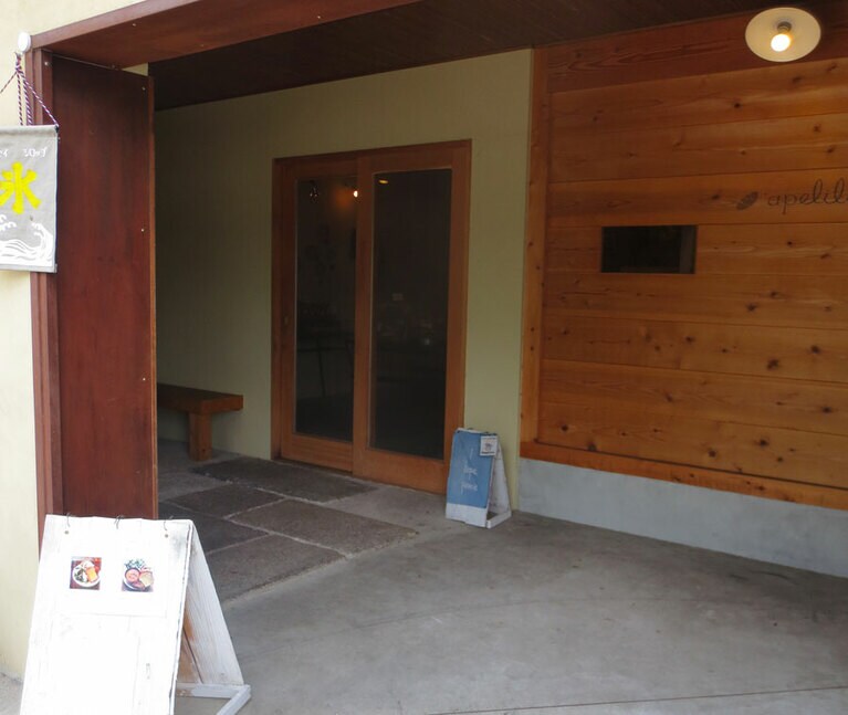 道路から奥まった入口。