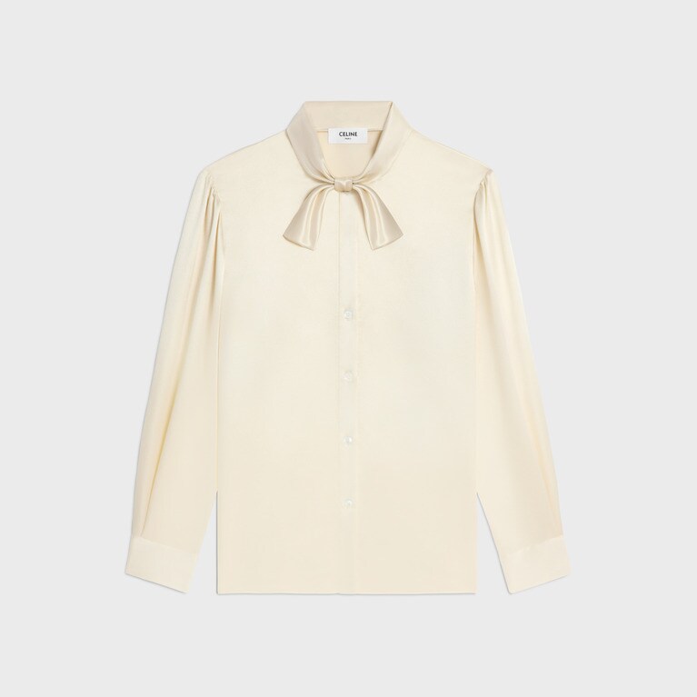 ブラウス 247,500円（予定価格）。