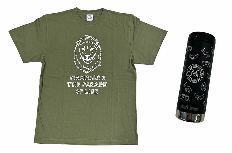 左から、「Tシャツ大人用　ライオン（ライト・オリーブ）」3,300円、「Klean Kanteen TKWide 16oz（473ml） with Café Cap」5,720円。