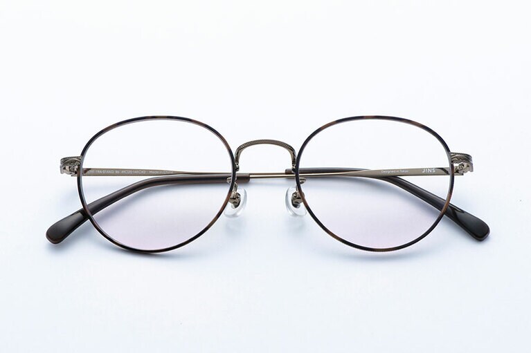 レンズ：チークカラーレンズ ピンク オプションレンズ料金 3,300円、フレーム：LMF-19A-014 86　8,800円／JINS(JINS カスタマーサポートセンター)