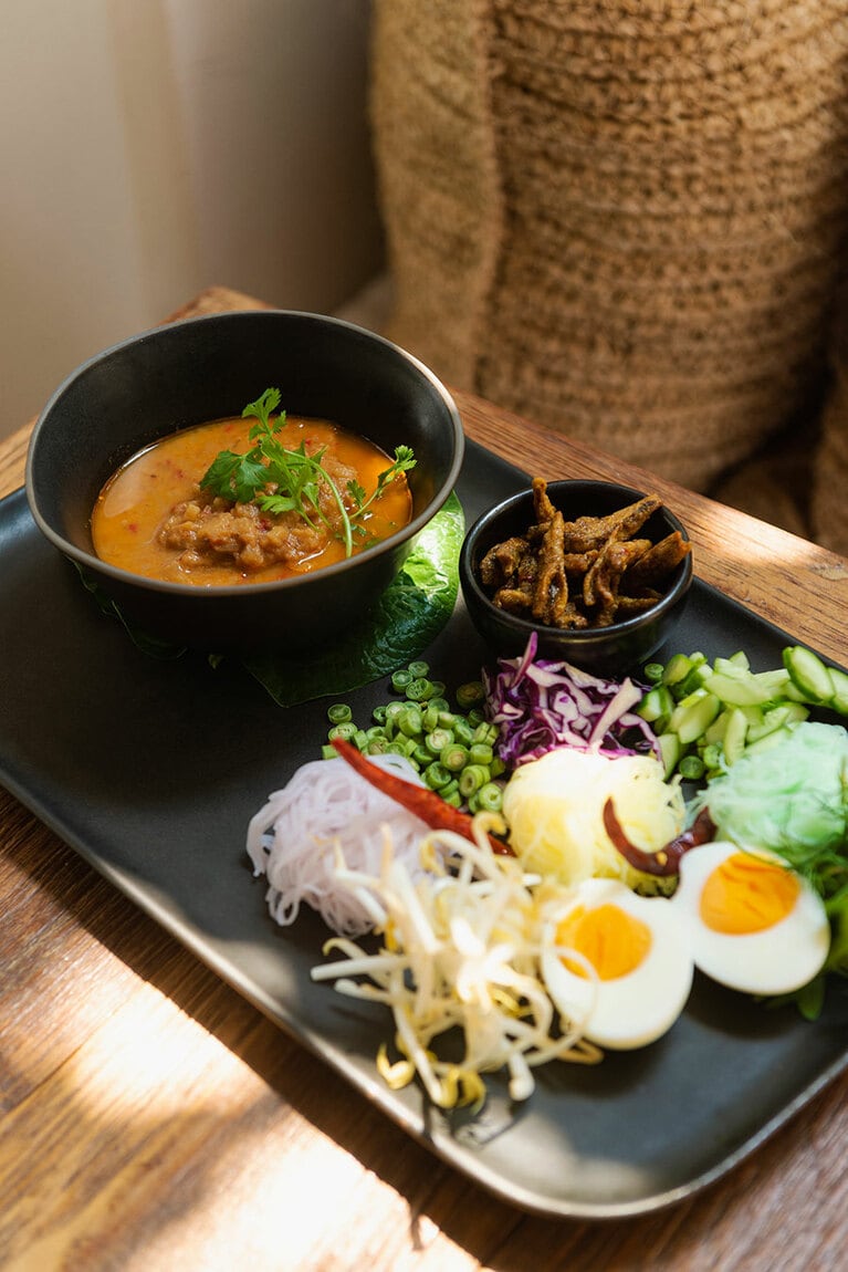 「クーカオ」の“モヒンガー” 390タイバーツ。ライスヌードルを使ったミャンマーの国民的な麵料理。