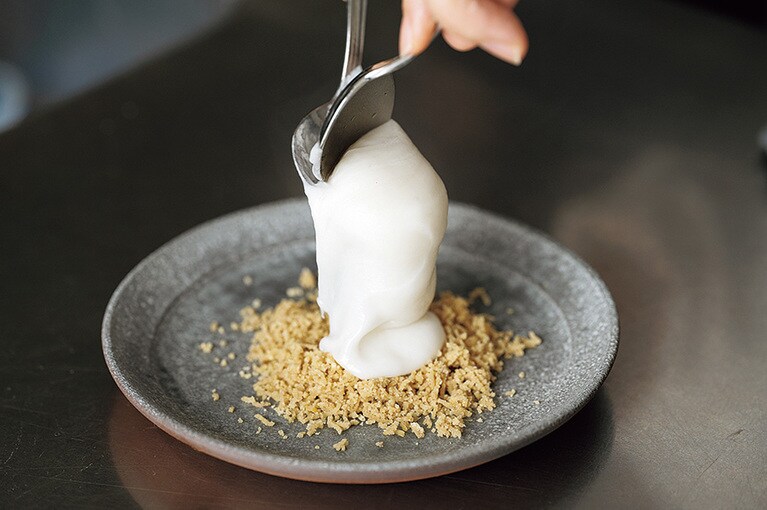 スプーンを二つ使うと盛り付けやすい。もちが固くなりやすいので、作った当日中に食べる。