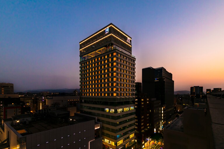 「ザ・ゲートホテル福岡 by HULIC」は、天神地区の新たなランドマークとなる複合施設「HULIC SQUARE FUKUOKA TENJIN」の上層階を占める。