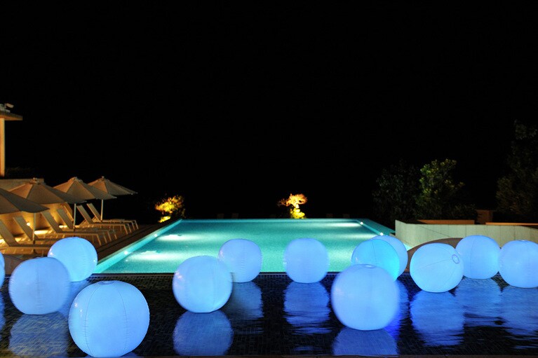 今冬には、煌めく星空の下、幻想的な光の演出も。