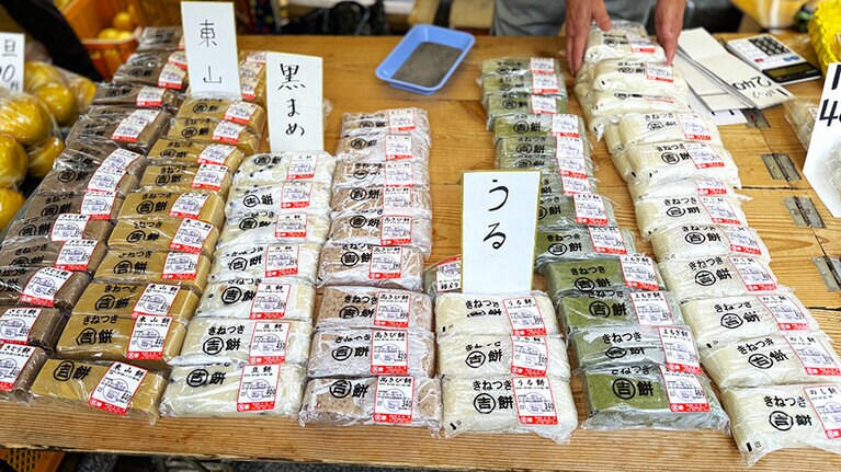 昔ながらの杵つき餅。見るからにやわらかそう。／大﨑餅店