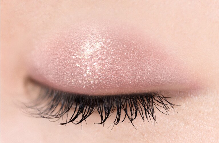 まぶたのキメにパールが密着して、立体感も自然に演出してくれる。