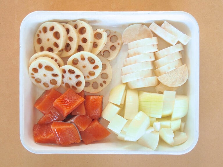 蓮根は皮をむいて1cmほどの厚さに切り、長芋は皮をむいて、半月切りに。玉ねぎはざく切りにし、生鮭は食べやすい大きさに切る。