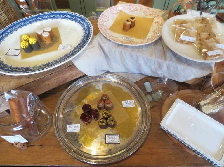 「Kork(コルク)」やサブレ、フィナンシェをトングで取るカジュアルなスタイル。