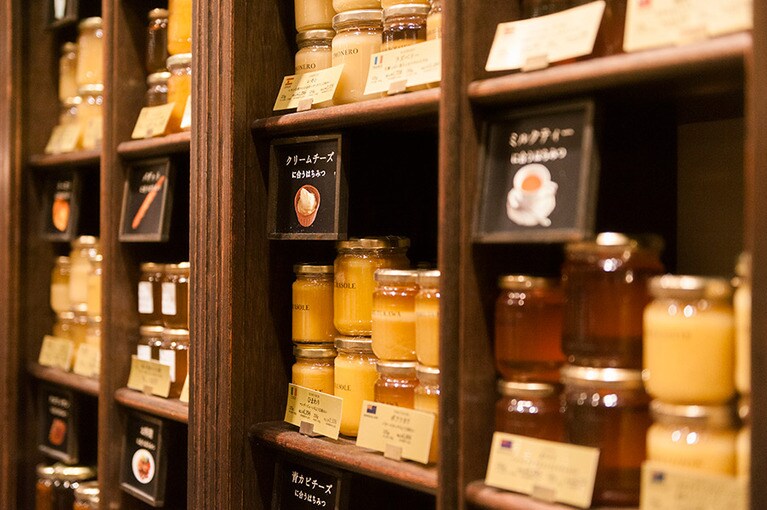 ハチミツごとに相性のいいフードが一目でわかる、ラベイユの棚。イラスト入りでわかりやすい。