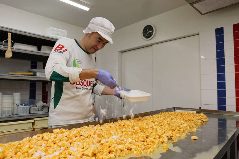 科学的アプローチによる緻密さと、技術者的な感覚でチーズを作る是本さん。