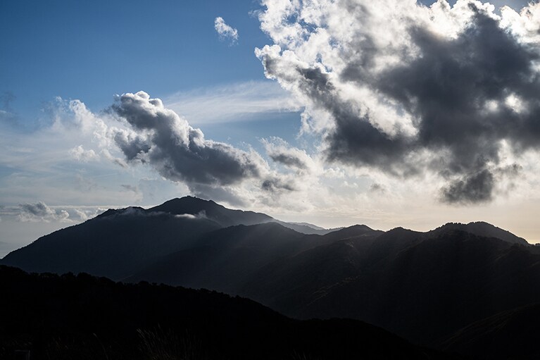 尻立山からの山景。向こう側にそびえるのは、標高1171.9mと佐渡で最も高い金北山。