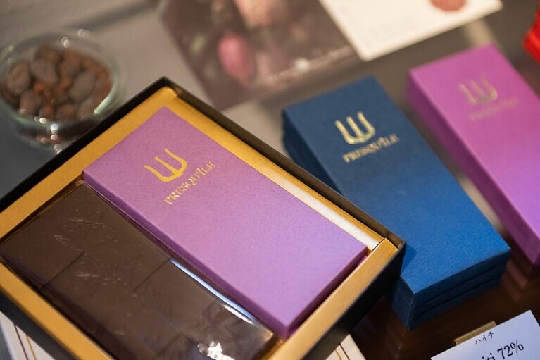 カカオの違いを味わえるタブレットもぜひ。