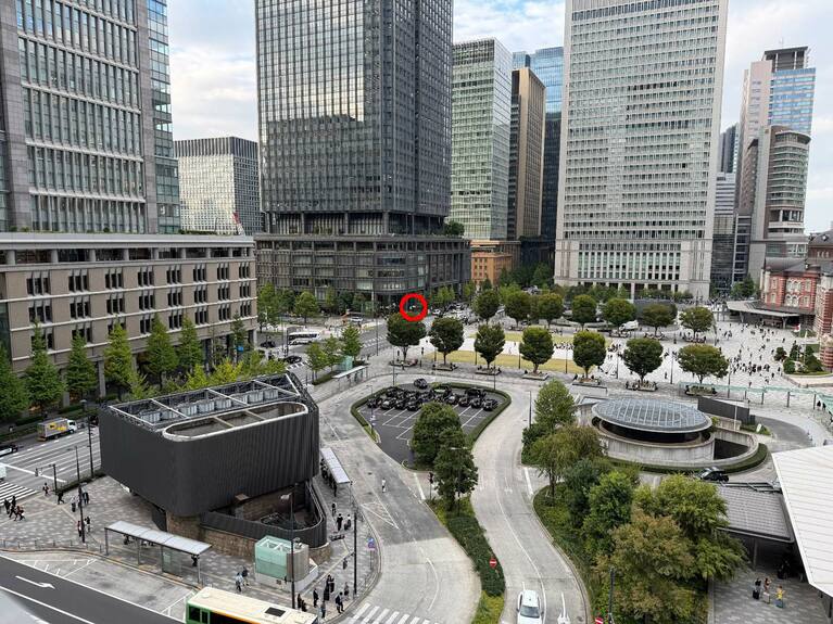 写真の中央赤丸内にある交差点の看板を拡大していきます