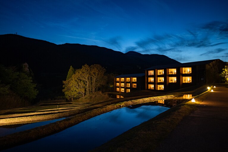 【界 由布院】幻想的な雰囲気に包まれる黄昏の棚田。