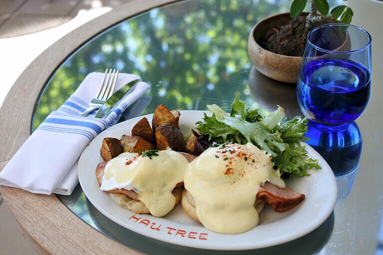 涼し気な木陰で名物のエッグベネディクトを。