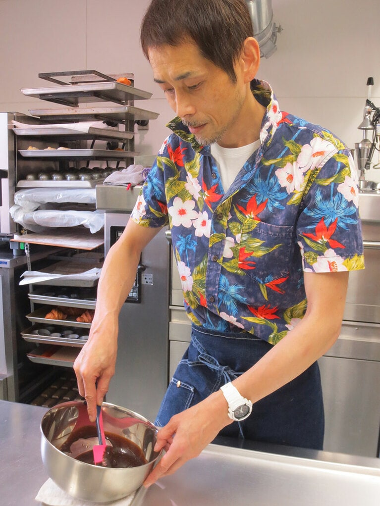 ラフな服装で楽し気にお菓子を作る末廣有康さん。