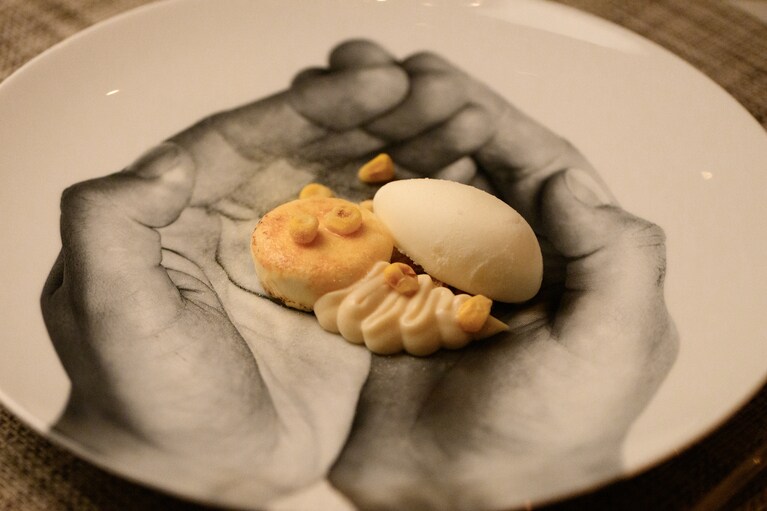 甘みも香ばしさも、スーパースイートコーンの魅力をぎゅっと閉じ込めたムース。ミルクアイスと一緒に。