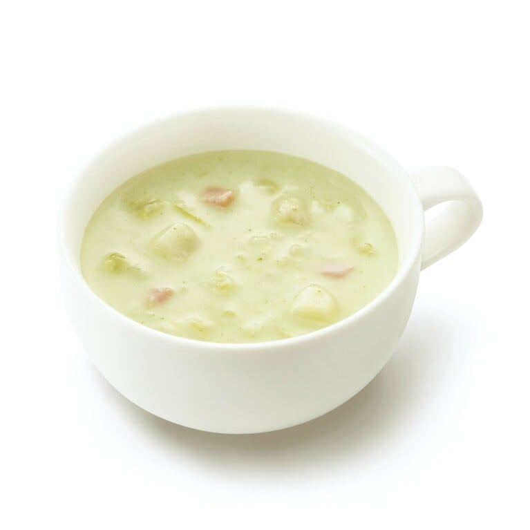 「アボカドバーガー」のお供には「ブロッコリーとじゃがいものポタージュ」がおすすめ。ほっこり暖まりたいこの季節ならではのポタージュスープに触感が楽しめるブロッコリーの茎分部を活用。ソテーしたショルダーベーコンの香ばしさが次の一口を誘う。380円。