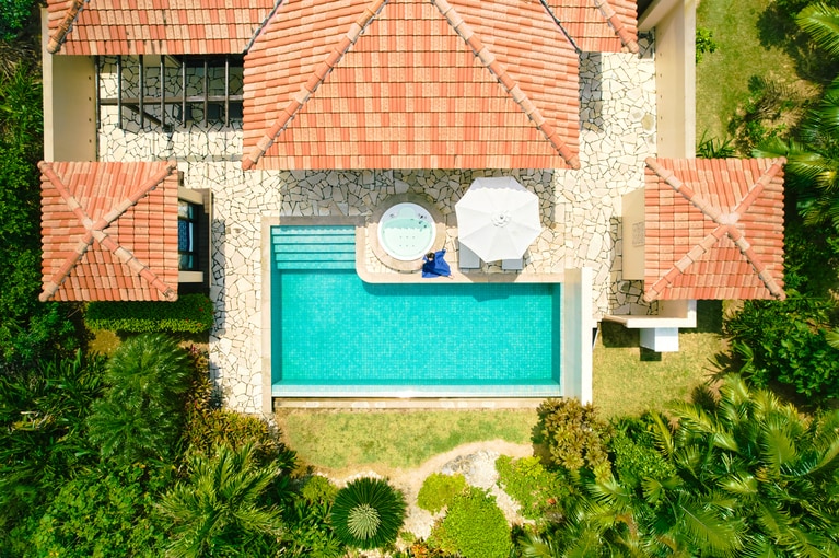 植栽に囲まれたプライベート空間。人目を気にせず時間を問わずプールを楽しめる。