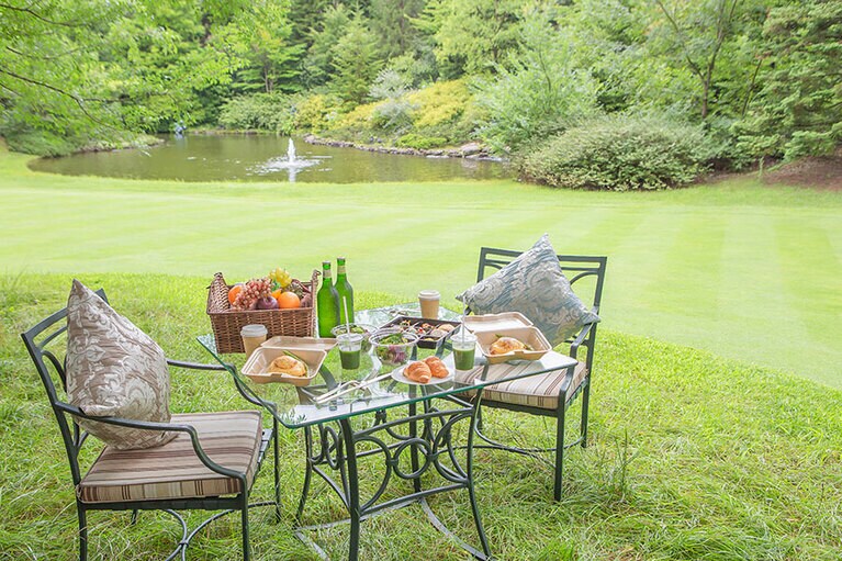心地いいガーデンなどで朝食を味わえる “イートピクニック” も人気。