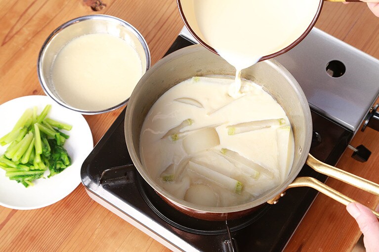 かぶの葉は煮込まずに仕上げに入れるときれいな色になる。