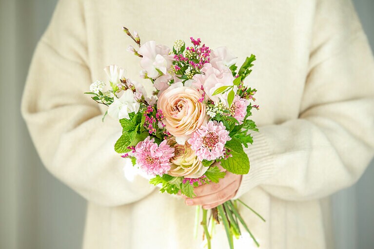 「桜と束ねる春色ブーケ」所要時間90分、レッスン時間6,270円。旬の桜にほんのりと色づく桜色の小花をあわせている。部屋に飾れば、優しい風景が広がる。