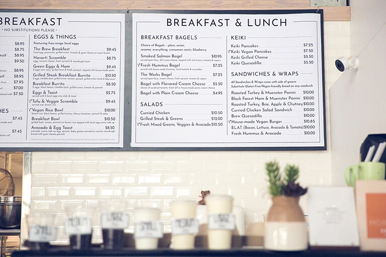 フードメニューはベーグル、ラップサンドなどの軽食が中心。