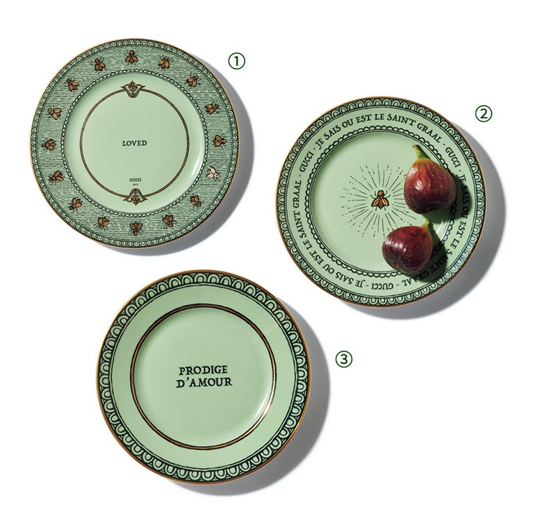 1：「チャージ プレート」Φ31cm(2枚組)66,000円。 
2：「ビー デザートプレート」コレクションに度々登場するハチが主役。Φ22cm(2枚組)44,000円。 
3：「ブレッドプレート」Φ16cm(2枚組)39,600円／グッチ