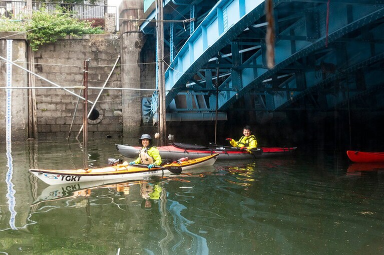 カナダの旅人はカヤックで川巡り。