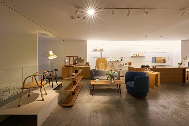 1Fのスフェラ・ショップでは、スフェラのオリジナルデザインによるテーブルウェアやファニチャーコレクションなどを取り揃える。