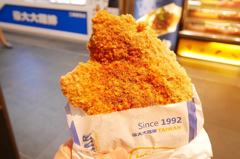 注文後揚げるので少々待ち時間があるがビッグサイズのフライドチキンが楽しめる。