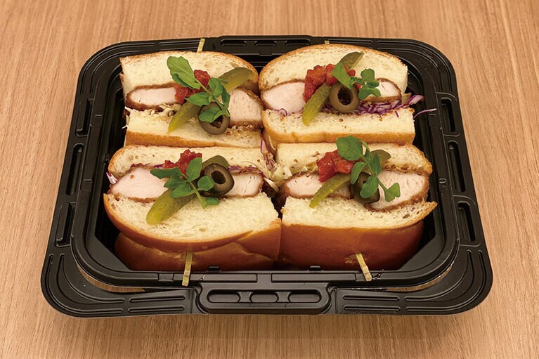 ベーコン、ケール、トマトを使った食べ応えのある「BKT サンドウィッチ」1,250円 (テイクアウトの際は専用容器での提供)。