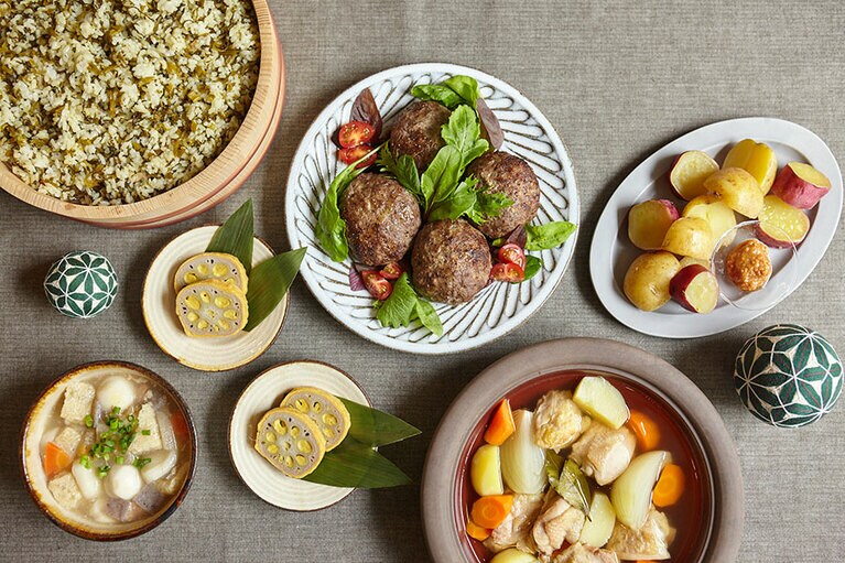 郷土料理や地元食材にこだわった和洋さまざまなメニューが味わえる「しあわせ朝ごはん」。料金：大人 1,200円(税込)／12歳以下無料、営業時間：6:00～9:30(10:00閉店)